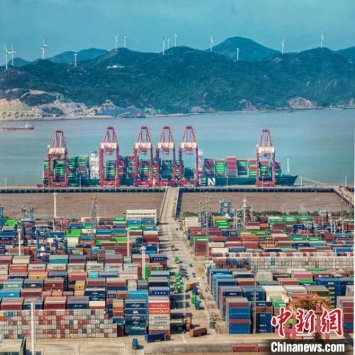 寧波舟山港作業(yè)場景。高雪峰 攝