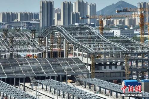 圖為航拍南沿江鐵路江陰站站房屋面鋼結(jié)構(gòu)桁架整體提升現(xiàn)場。(無人機(jī)照片) 中新社記者 泱波 攝